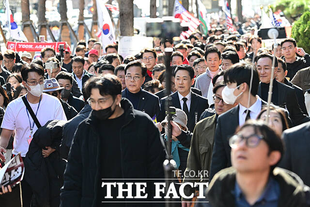 2차 장외투쟁 방식을 고심하던 국민의힘 지도부가 5일 또다시 청와대 앞 집결을 택했다. 사진은 지난 3일 장동혁 대표 등 국민의힘 지도부가 이재명 대통령이 없는 청와대로 향하는 모습. /남용희 기자