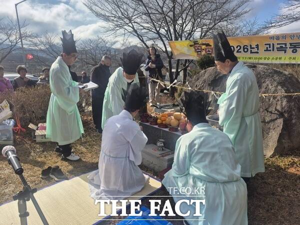 대전시 서구 각 동에서 정월대보름 맞이 전통문화 행사가 잇따라 열렸다. 괴곡동 일원에서 괴곡동 운영위원회 주관 정월대보름 거리제가 진행되고 있다. /대전시 서구