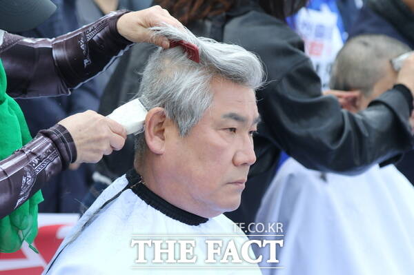 더불어민주당 대전시당이 4일 매향노 5적 규탄 및 대전충남 통합 결의대회를 개최한 가운데 조규식 대전 서구의회 의장이 법안 처리를 촉구하며 삭발식을 단행하고 있다. /정예준 기자