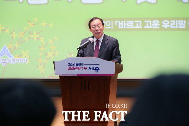 최민호 세종시장이 4일 시청 여민실에서 열린 3월 직원 소통의 날 을 맞아 새해 공직자가 지녀야 할 내면의 가치에 대해 말하고 있다. /세종시