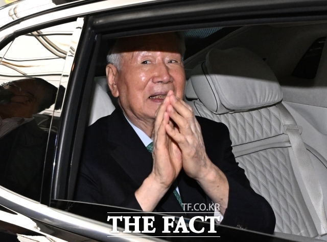 부영그룹은 이중근 회장의 지배력이 막강한 회사다. 1941년생인 이 회장은 고령임에도 그룹 지주사 격인 부영을 통해 막강한 영향력을 행사하고 있다. 사진은 제19대 대한노인회장으로 당선된 이중근 회장 모습. /더팩트 DB