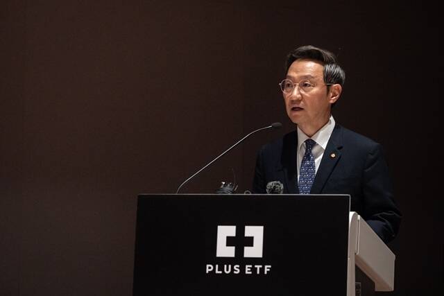 한화자산운용이 PLUS ETF 순자산총액 10조원 돌파 실적과 차별화된 액티브 상품 상장을 토대로 ETF 순자산 100조원 운용사로 도약하겠다는 각오를 밝혔다. 김종호 한화자산운용 대표이사가 4일 오전 서울 여의도 한국거래소에서 인사말을 하고 있다. /한화자산운용