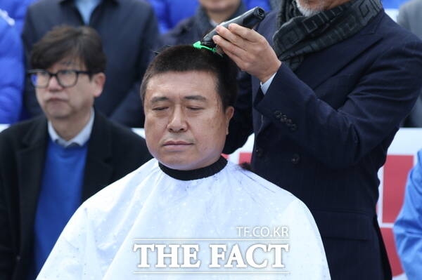 더불어민주당 대전시당이 4일 매향노 5적 규탄 및 대전충남 통합 결의대회를 개최한 가운데 김종천 전 대전시의회 의장이 법안 처리를 촉구하며 삭발식을 하고 있다. /정예준 기자