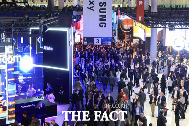 2일(현지시간) 스페인 바르셀로나 피라 그란 비아 전시장에서 열린 '모바일 월드 콩그레스(MWC)2026'을 찾은 참가자들로 붐비고 있다. 이번 'MWC 2026'은 5일까지 'IQ 시대(IQ Era)'를 주제로 진행된다. 전 세계 200여 개국, 2900여 개 기업이 참가해 AI 기술 우위를 증명하기 위한 각축전을 벌인다. /바르셀로나=사진공동취재단