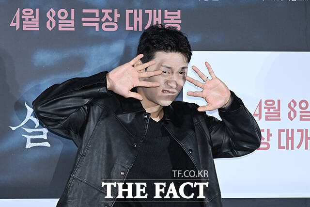 이상민 감독과 배우 김영성, 윤재찬, 장다아, 이종원, 김혜윤, 김준한, 오동민(왼쪽부터)이 4일 오전 서울 용산구 CGV 용산 아이파크몰에서 열린 영화 ‘살목지’ 제작보고회에 참여해 포즈를 취하고 있다. /김성렬 기자