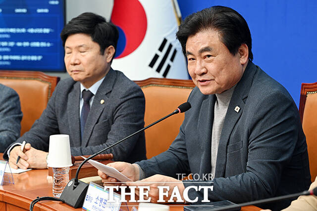 민주당 중앙당선거관리위원회 제1차 회의에서 모두발언 하는 소 위원장.