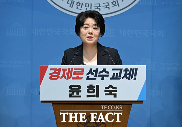 윤희숙 전 국회의원이 4일 오전 서울 여의도 국회 소통관에서 서울시장 출마선언을 하고 있다. /국회=박헌우 기자