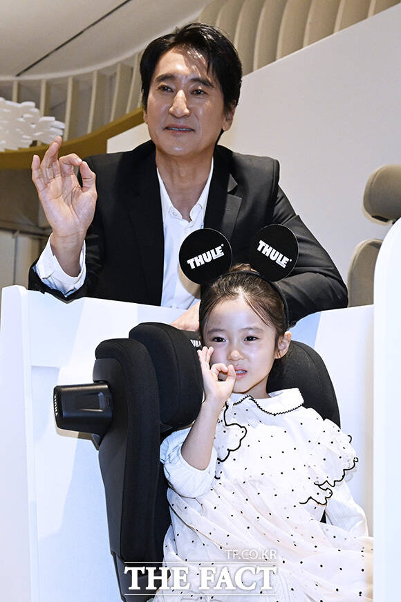 신민서 양이 브이 포즈를 하고 있다.