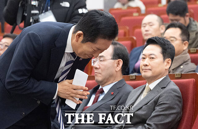 '동상이몽' 합장하는 장 대표(왼쪽)와 정 대표.