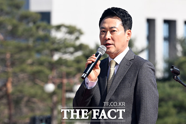 장동혁 국민의힘 대표가 4일 오후 서울 여의도 국회 본청 앞 계단에서 열린 대구경북통합법 처리 촉구 규탄대회에서 발언을 하고 있다. /국회=남용희 기자