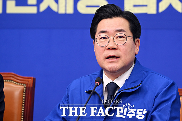 정청래 더불어민주당 대표(왼쪽)와 포옹하는 박찬대 의원.