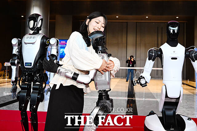 현대자동차그룹 계열사 보스턴다이내믹스 휴머노이드 로봇 ‘아틀라스’의 양산형 모델이 ‘2026 스마트공장·자동화산업전(Automation World 2026)’에서 공개되고 있다.