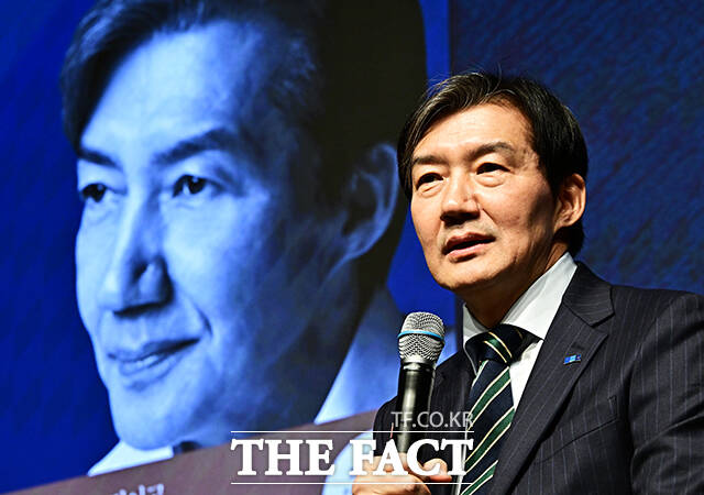 조국 조국혁신당 대표가 4일 오후 서울 종로구 노무현 시민센터에서 열린 ‘조국의 선택’ 저자와의 대화에 참석해 질의에 답변을 하고 있다. /배정한 기자