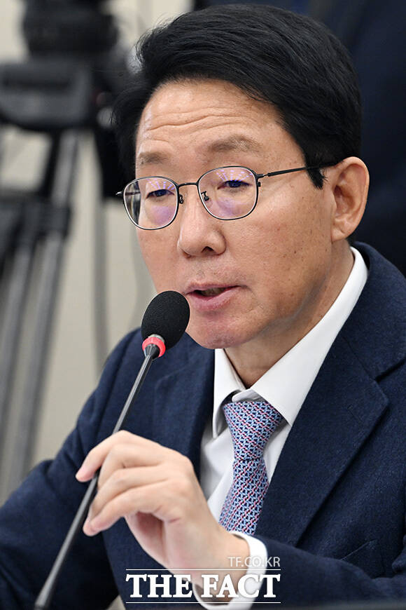 의사봉 두드리며 회의 주재하는 김상훈 위원장.