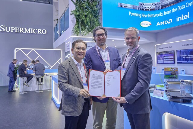 3일(현지시간) 스페인 바르셀로나 'MWC26' 전시관에서 하민용 SKT AI DC 사업 담당(왼쪽부터), 앤드류 브래드너 슈나이더 일렉트릭 수석 부사장, 클레이 시먼스 슈퍼마이크로 부사장이 기념 촬영하고 있다. /SK텔레콤