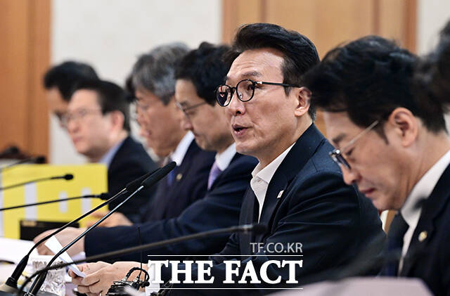 김민석 국무총리가 4일 오후 서울 종로구 정부서울청사에서 열린 중동 상황점검 긴급 관계부처 회의를 주재하고 있다. /임영무 기자