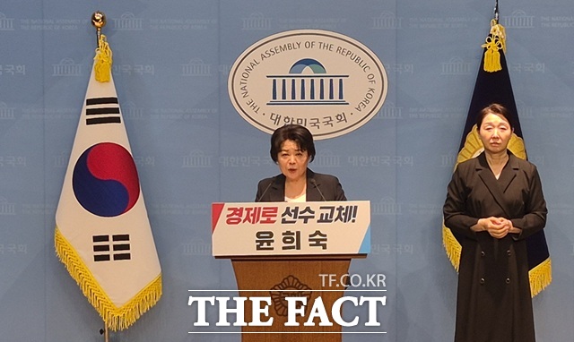 윤희숙 전 국민의힘 의원이 4일 서울 여의도 국회에서 기자회견을 열고 6월 3일 치러지는 서울시장 선거 출마를 선언하고 있다. /국회=신진환 기자