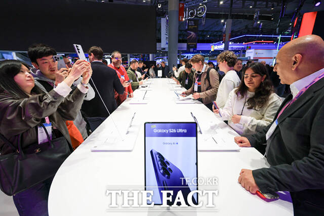 2일(현지시간) 스페인 바르셀로나 피라 그란 비아 전시장에서 열린 '모바일 월드 콩그레스(MWC)2026'에서 삼성전자 갤럭시 부스를 찾은 참가자들이 갤럭시S26 울트라를 체험 하고 있다. /바르셀로나=사진공동취재단