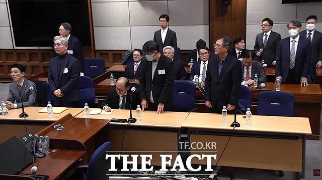 '내란 우두머리 등 혐의'로 기소된 윤석열 전 대통령과 '12·3 비상계엄 사태 핵심 인물' 김용현 전 국방부 장관, 노상원 전 정보사령관, 김용군 전 제3야전군사령부 헌병대장, 조지호 전 경찰청장, 김봉식 전 서울경찰청장, 윤승영 전 경찰청 국가수사본부 수사기획조정관, 목현태 전 국회경비대장 등 8명이 지난달 19일 오후 서울 서초구 서울중앙지방법원에서 열린 12.3 비상계엄 관련 1심 선고공판에 참석하고 있다. /서울중앙지방법원