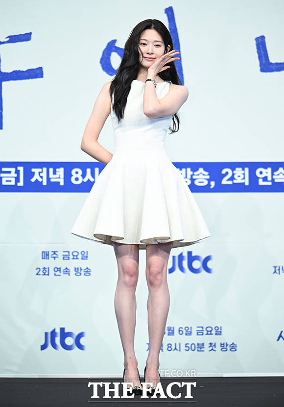 배우 김민주가 5일 오후 서울 구로구 더 링크 서울 호텔에서 열린 JTBC 새 금요시리즈 '샤이닝' 제작발표회에 참석해 포즈를 취하고 있다. /박헌우 기자