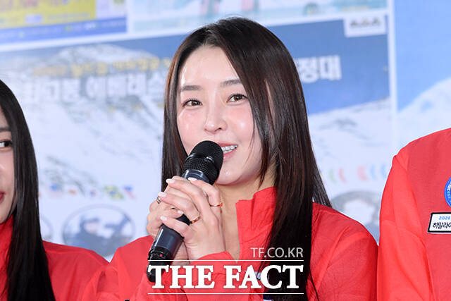 배우 박해린과 그룹 원더걸스 유빈, 배우 정유미, 방송인 안현모, 배우 예지원, 이태환, 전 국가대표 축구선수 이동국, 단장 이준훈(왼쪽부터)이 5일 오후 서울 영등포구 비전Q 프로덕션 사옥에서 열린 2026 북중미 월드컵 8강 기원 ‘히말라야에서 기원하다’ 발대식에 참석해 포즈를 취하고 있다. /서예원 기자