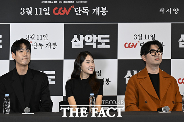 배우 곽시양과 조윤서가 포즈를 취하고 있다.