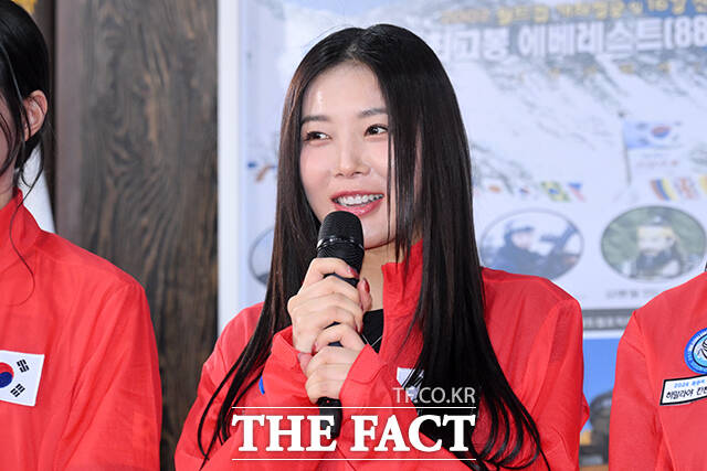 배우 박해린과 그룹 원더걸스 유빈, 배우 정유미, 방송인 안현모, 배우 예지원, 이태환, 전 국가대표 축구선수 이동국, 단장 이준훈(왼쪽부터)이 5일 오후 서울 영등포구 비전Q 프로덕션 사옥에서 열린 2026 북중미 월드컵 8강 기원 ‘히말라야에서 기원하다’ 발대식에 참석해 포즈를 취하고 있다. /서예원 기자