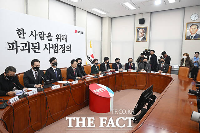 '파괴된 사법 정의' 검은 마스크 착용한 국민의힘 지도부.