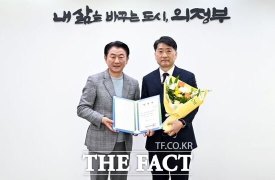 전현영 경기 의정부도시공사 신임 사장(오른쪽)이 5일 임명장을 받은 뒤 김동근 경기 의정부시장과 기념촬영을 하고 있다. /의정부시