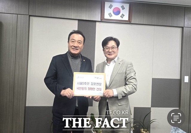 김병수 김포시장(오른쪽)과 엄태영 국회 국토교통위원회 청원심사소위원장. /김포시