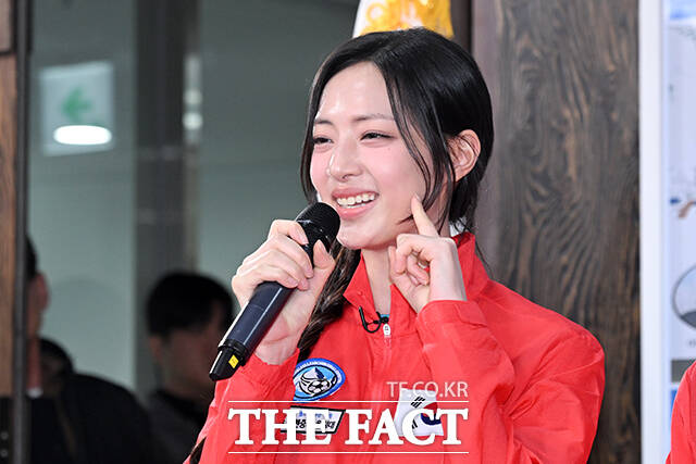 배우 박해린과 그룹 원더걸스 유빈, 배우 정유미, 방송인 안현모, 배우 예지원, 이태환, 전 국가대표 축구선수 이동국, 단장 이준훈(왼쪽부터)이 5일 오후 서울 영등포구 비전Q 프로덕션 사옥에서 열린 2026 북중미 월드컵 8강 기원 ‘히말라야에서 기원하다’ 발대식에 참석해 포즈를 취하고 있다. /서예원 기자