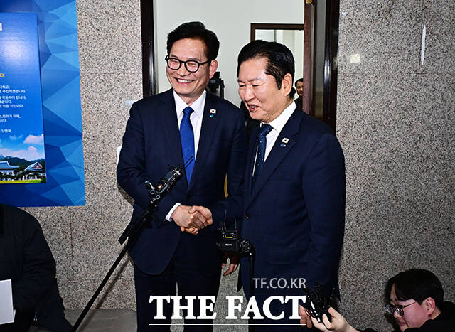 송영길 전 더불어민주당 대표(왼쪽)가 5일 오후 서울 여의도 국회에서 정청래 대표와의 면담을 마친 뒤 인사하고 있다. /국회=배정한 기자