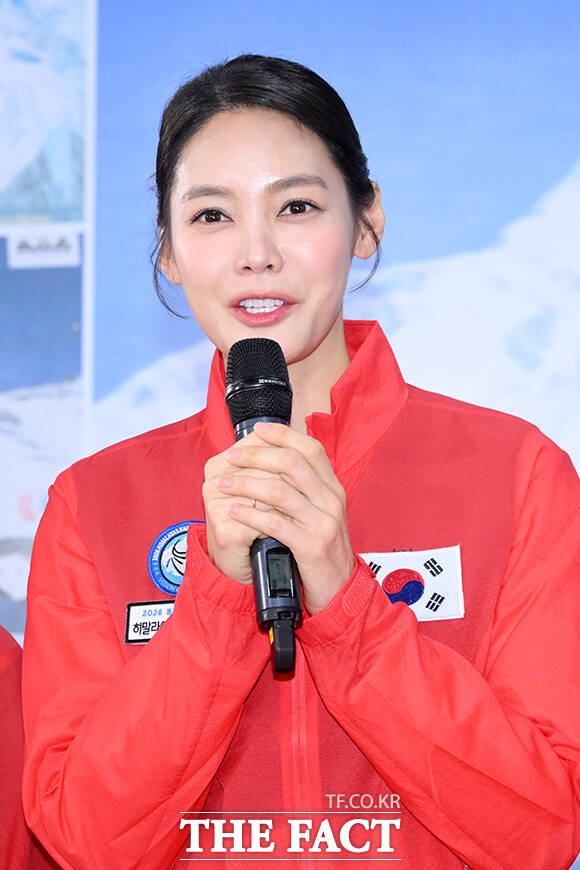 배우 박해린과 그룹 원더걸스 유빈, 배우 정유미, 방송인 안현모, 배우 예지원, 이태환, 전 국가대표 축구선수 이동국, 단장 이준훈(왼쪽부터)이 5일 오후 서울 영등포구 비전Q 프로덕션 사옥에서 열린 2026 북중미 월드컵 8강 기원 ‘히말라야에서 기원하다’ 발대식에 참석해 포즈를 취하고 있다. /서예원 기자