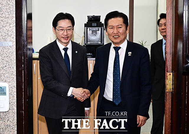 정청래 더불어민주당 대표가 5일 오후 서울 여의도 국회에서 경남도지사 후보에 단수 공천된 김경수 지방시대위원장과의 면담을 마친 뒤 인사를 하고 있다. /국회=배정한 기자