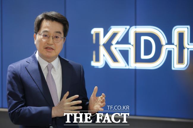 김동연 경기도지사가 5일 세종시 한국개발연구원에서 열린 재정사업평가 분과위원회에 참석해 5호선 김포·검단 연장의 필요성을 설명하고 있다. /경기도