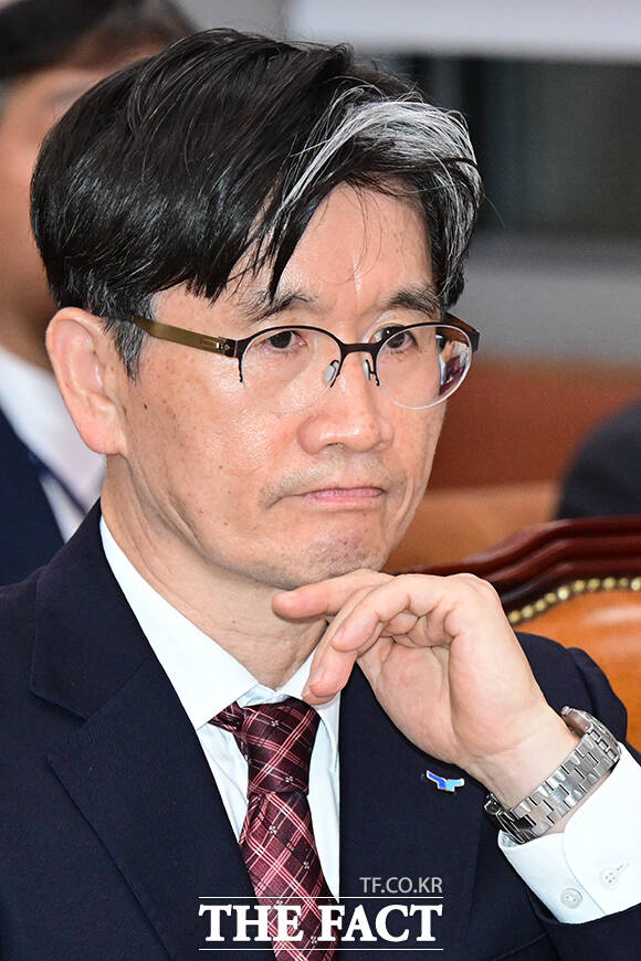 오동운 고위공직자범죄수사처장이 지난해 3월 12일 오후 서울 여의도 국회에서 열린 법제사법위원회 전체회의에서 질의를 듣고 있다.