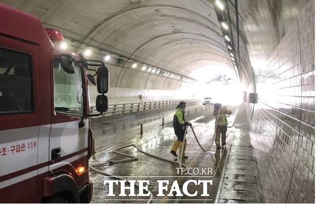 울릉군이 매년 새봄맞이 터널 안 물청소를 하고 있다. /김성권 기자