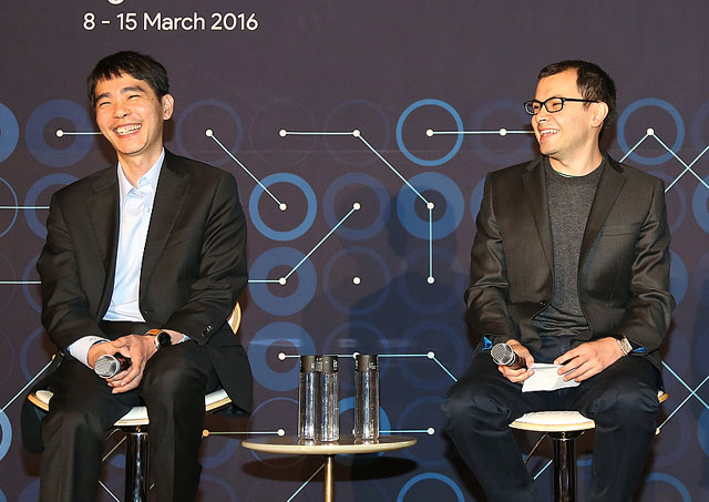 서울대학교 과학학과와 한국과학기술학회는 5일 오후 5시 서울대 관악캠퍼스 자연과학대학 대형강의실 102호에서 '알파고에서 알파폴드까지 : 이세돌–알파고 대국 10주년 기념 특별대담'을 개최한다. 사진은 지난 2016년 3월9일 이세돌 9단이 알파고와 대국을 마친 뒤 데미스 하사비스 구글 딥마인드 대표와 소감을 전하는 모습. /더팩트DB