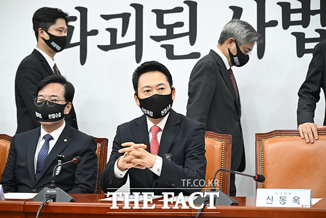 '파괴된 사법 정의' 검은 마스크 착용한 국민의힘 지도부.