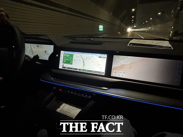 르노 필랑트 실내에 적용된 12.3인치 3개 디스플레이 기반 '오픈R 파노라마 스크린'. /황지향 기자