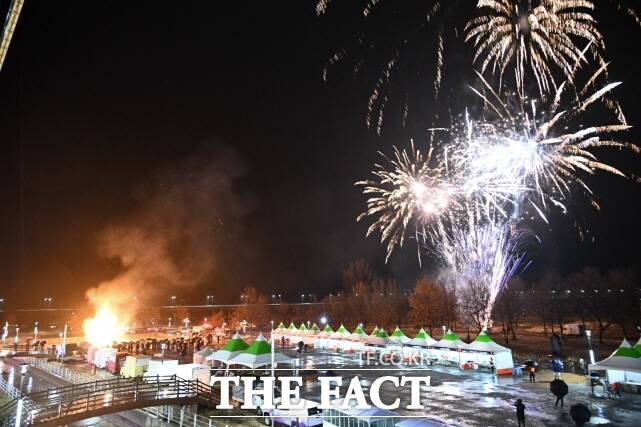 3일 백마강 테마파크 일원에서 2026년 백마강 정월대보름 축제가 펼쳐지고 있다. /부여군