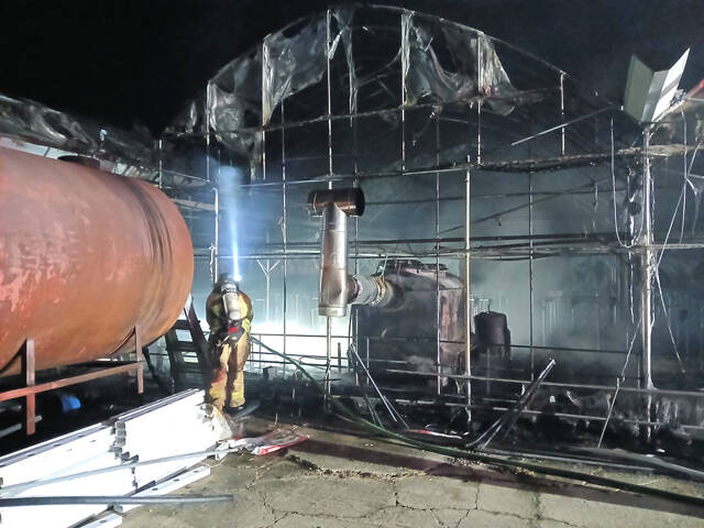 5일 오전 5시 13분쯤에는 의성군 금성면 수정리의 한 비닐하우스에서 불이나 소방당국이 진화에 나섰다. /경북소방본부