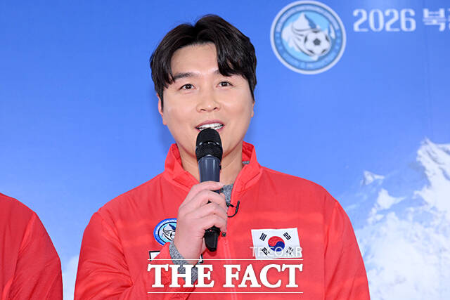 배우 박해린과 그룹 원더걸스 유빈, 배우 정유미, 방송인 안현모, 배우 예지원, 이태환, 전 국가대표 축구선수 이동국, 단장 이준훈(왼쪽부터)이 5일 오후 서울 영등포구 비전Q 프로덕션 사옥에서 열린 2026 북중미 월드컵 8강 기원 ‘히말라야에서 기원하다’ 발대식에 참석해 포즈를 취하고 있다. /서예원 기자