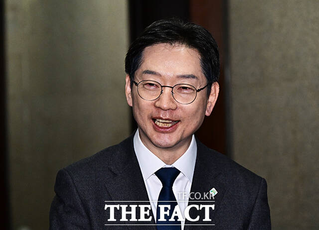 정청래 더불어민주당 대표가 5일 오후 서울 여의도 국회에서 경남도지사 후보에 단수 공천된 김경수 지방시대위원장과의 면담을 마친 뒤 인사를 하고 있다. /국회=배정한 기자