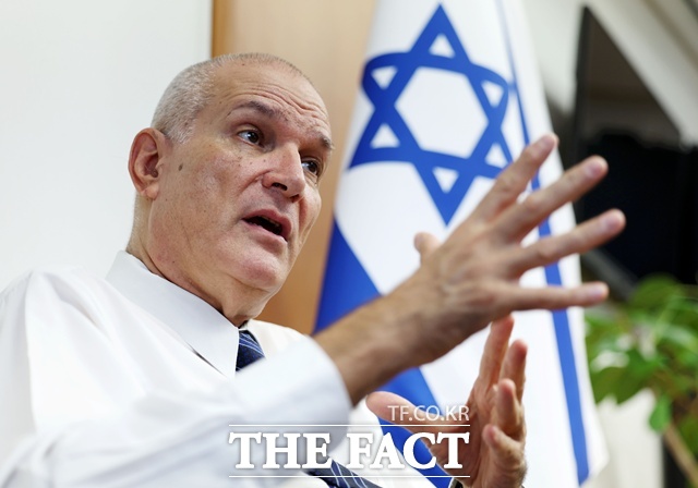 라파엘 하르파즈 주한 이스라엘 대사(사진)는 5일 종로구 HJ비즈니스센터에서 열린 기자회견에서 