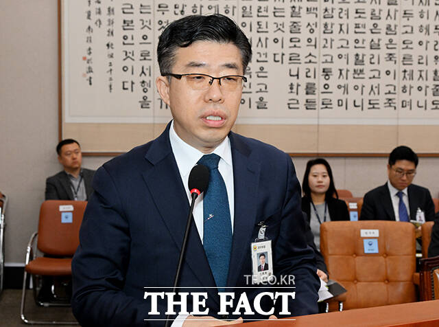 신용해 전 법무부 교정본부장이 5일 박성재 전 법무부 장관의 내란 중요임무 종사 등 혐의 사건에 증인으로 출석해 증언을 거부했다. 신 전 본부장이 지난해 10월 서울 여의도 국회에서 서울서부지방법원 소요사태 관련 긴급현안질의를 위해 열린 법제사법위원회 전체회의에 참석해 질의에 답변을 하고 있다. /배정한 기자