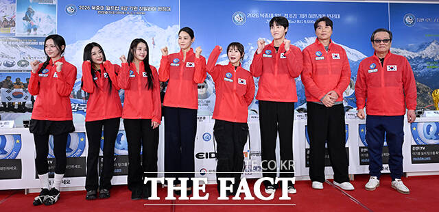 배우 박해린과 그룹 원더걸스 유빈, 배우 정유미, 방송인 안현모, 배우 예지원, 이태환, 전 국가대표 축구선수 이동국, 단장 이준훈(왼쪽부터)이 5일 오후 서울 영등포구 비전Q 프로덕션 사옥에서 열린 2026 북중미 월드컵 8강 기원 ‘히말라야에서 기원하다’ 발대식에 참석해 포즈를 취하고 있다. /서예원 기자