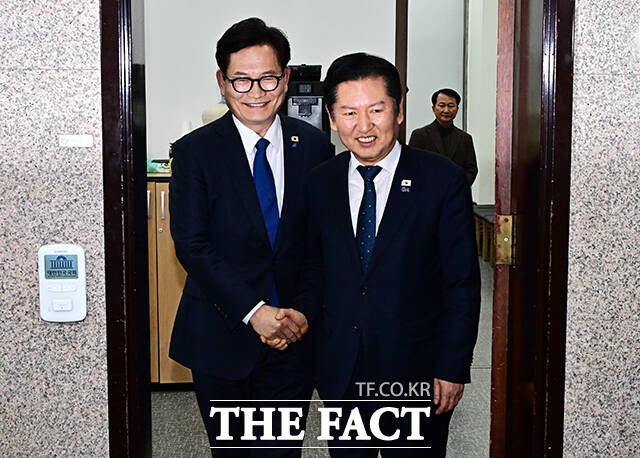 송영길 전 더불어민주당 대표(왼쪽)가 5일 오후 서울 여의도 국회에서 정청래 대표와의 면담을 마친 뒤 인사하고 있다. /국회=배정한 기자