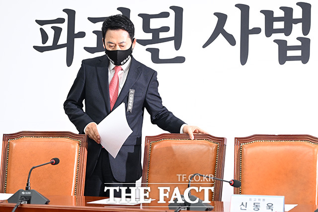 장동혁 국민의힘 대표가 5일 오후 서울 여의도 국회에서 열린 최고위원회의에 검은 마스크를 착용한 채 참석하고 있다. /국회=남용희 기자