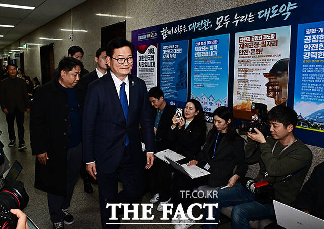 송영길 전 더불어민주당 대표(왼쪽)가 5일 오후 서울 여의도 국회에서 정청래 대표와의 면담을 마친 뒤 인사하고 있다. /국회=배정한 기자